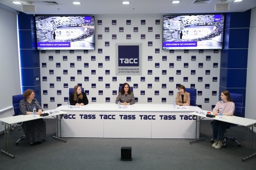 Екатеринбург. Пресс-центр ТАСС. 24 мая 2022. Пресс-конференция, посвященная подведению итогов проекта "Арт-платформа". Исполнительный директор Благотворительного фонда "Синара" Наталья Чащухина, куратор проекта "Арт-платформа" Анна Пьянкова, руководитель экспозиционно-выставочного отдела Музея первого президента России Б. Н. Ельцина Марина Соколовская, куратор образовательной программы проекта "Арт-платформа" Анастасия Дергоусова и участница проекта "Арт-платформа" Дарья Топоркова. Владислав Бурнашев/ТАСС