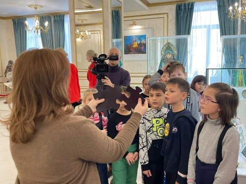 Фото1_При поддержке БФ «Синара» екатеринбургские школьники посетили музей «Малахитовая шкатулка»