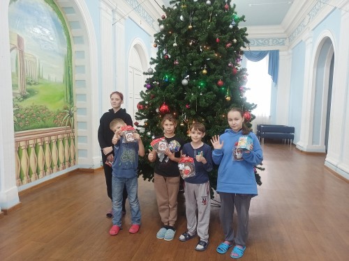 Фото1_Воспитанники социальных учреждений Екатеринбурга получили подарки от Благотворительного фонда «Синара» (1)